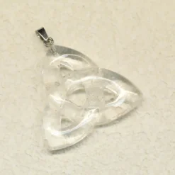 Kirkas kvartsi - Triquetra-riipus