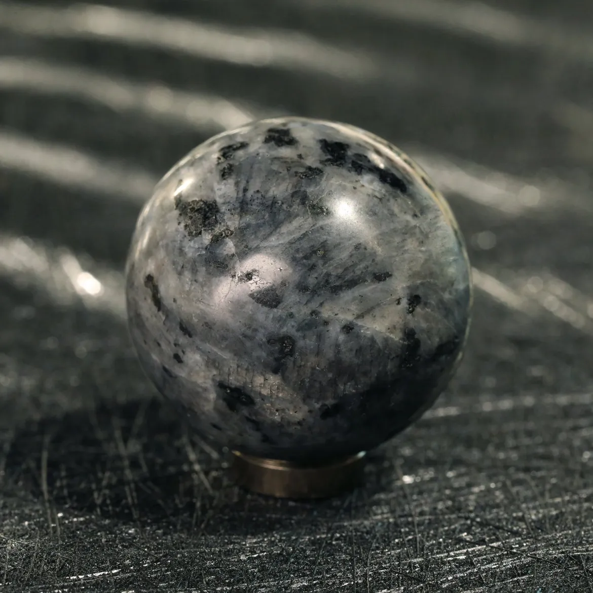 Larvikiitti pallo, 3cm