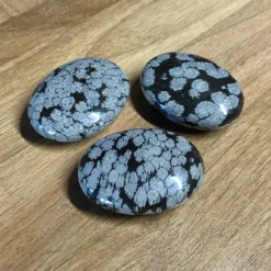 Lumihiutale-obsidiaani - Huolikivi (Kämmenkivi)
