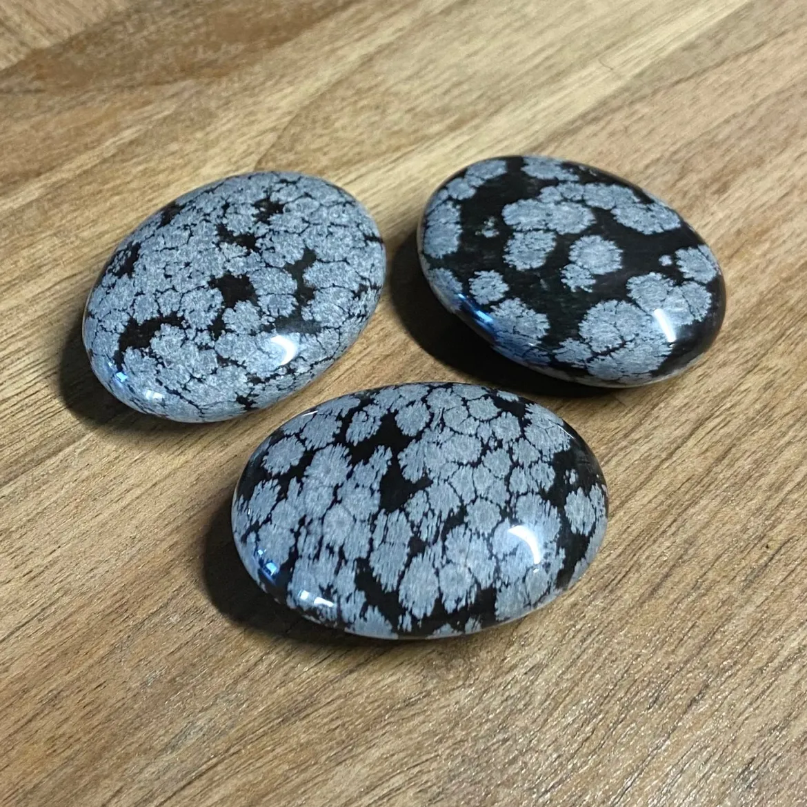 Lumihiutale-obsidiaani - Huolikivi (Kämmenkivi)