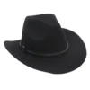 Musta cowboy hattu niittiremmillä
