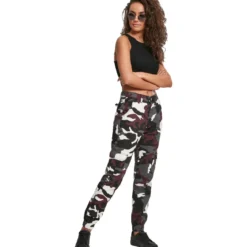 Urban Classics High Waist - Naisten reisitaskuhousut, wine camo